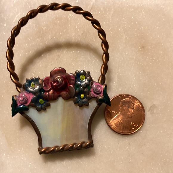 Vintage basket of flowers brooche - Picture 7 of 9